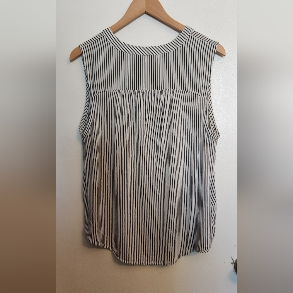 LOFT Black and White Sleeveless Button Down Blouse - Picture 5 of 5